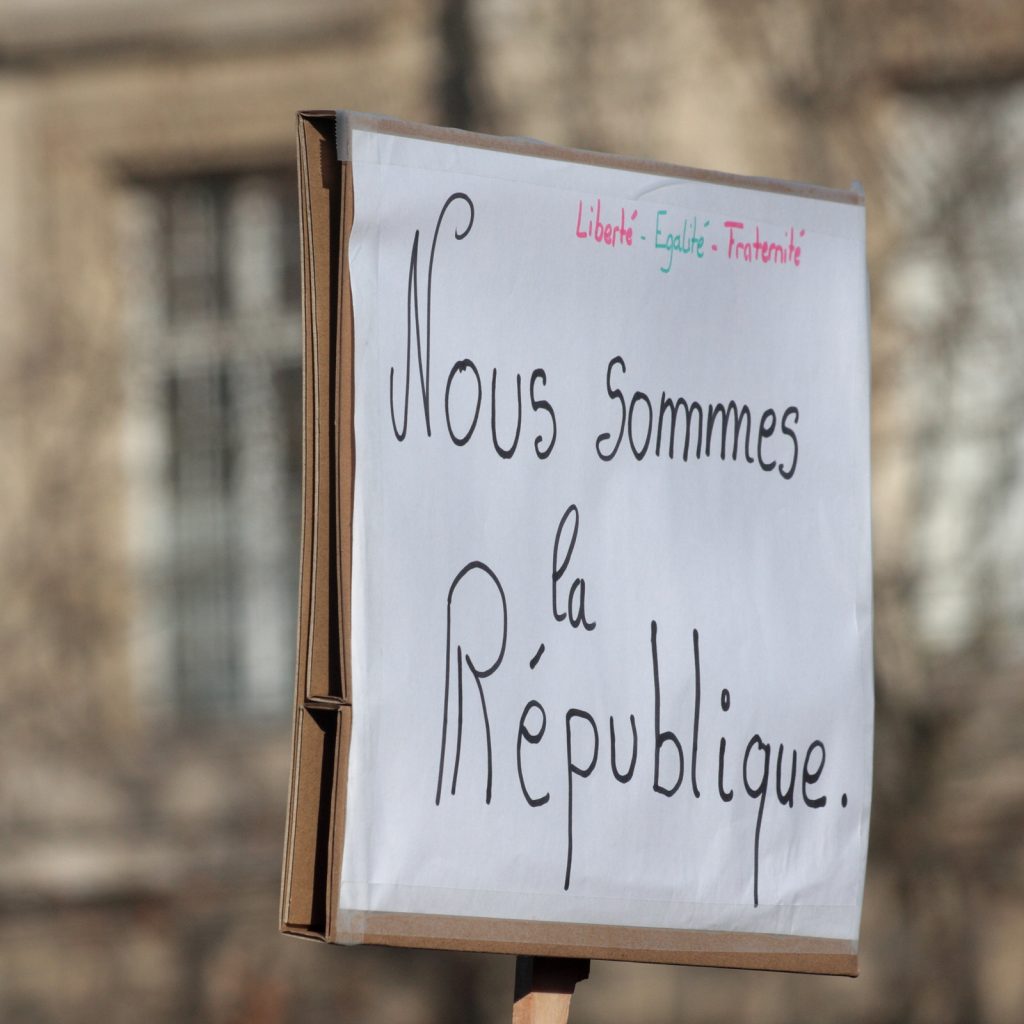 Pancarte portant l'inscription "Nous sommes la République"