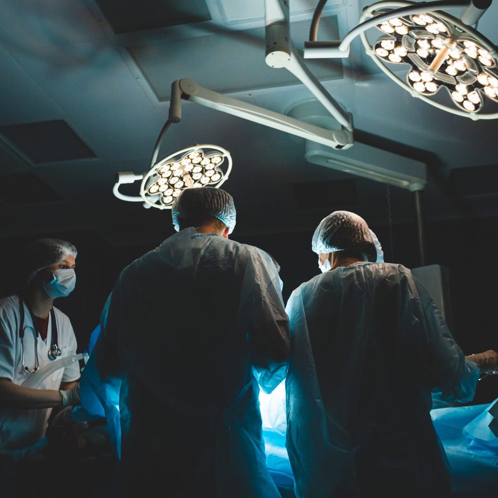 Photo de chirurgiens en intervention dans un bloc opératoire